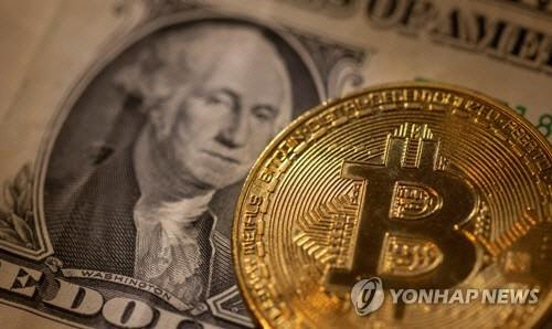 미국 달러 지폐와 비트코인 이미지 <로이터 연합뉴스 자료사진>